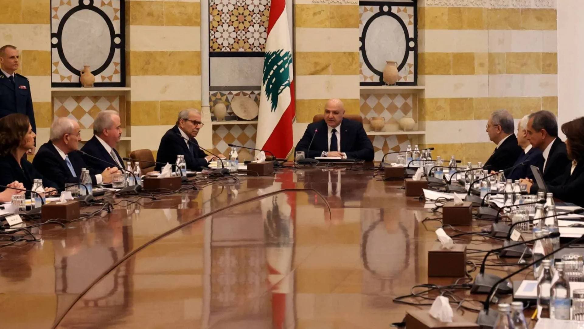 الحكومة اللبنانية تبحث ملف حصر السلاح بيد الدولة