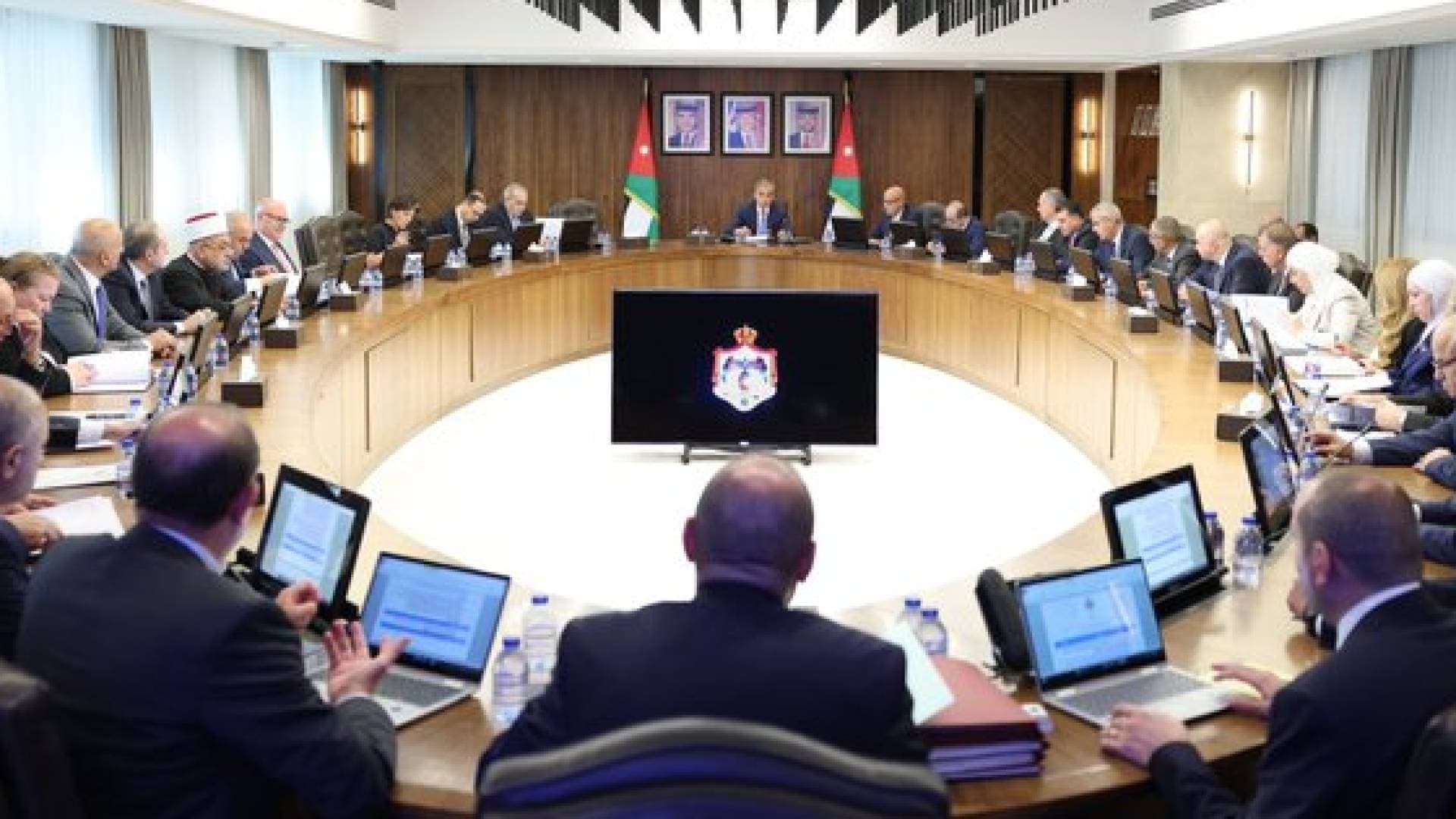 المشهد السياسي في الأردن ..من يغادر سفينة حكومة حسان ومن يصعد إليها في "تعديل الكفاءات"