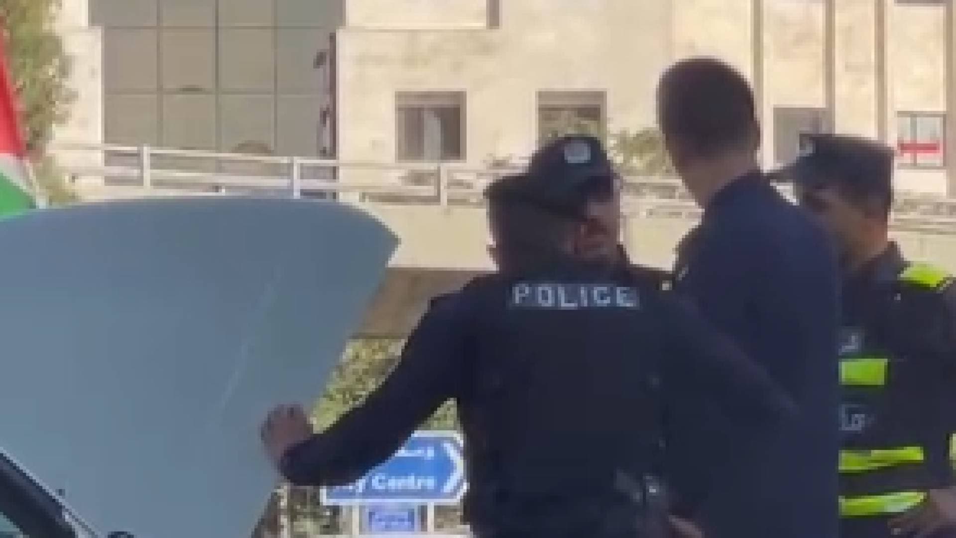 في ظل موجة حر استثنائية.. نشامى الأمن العام يجسدون دورهم الإنساني بمساعدة المواطنين..فيديو