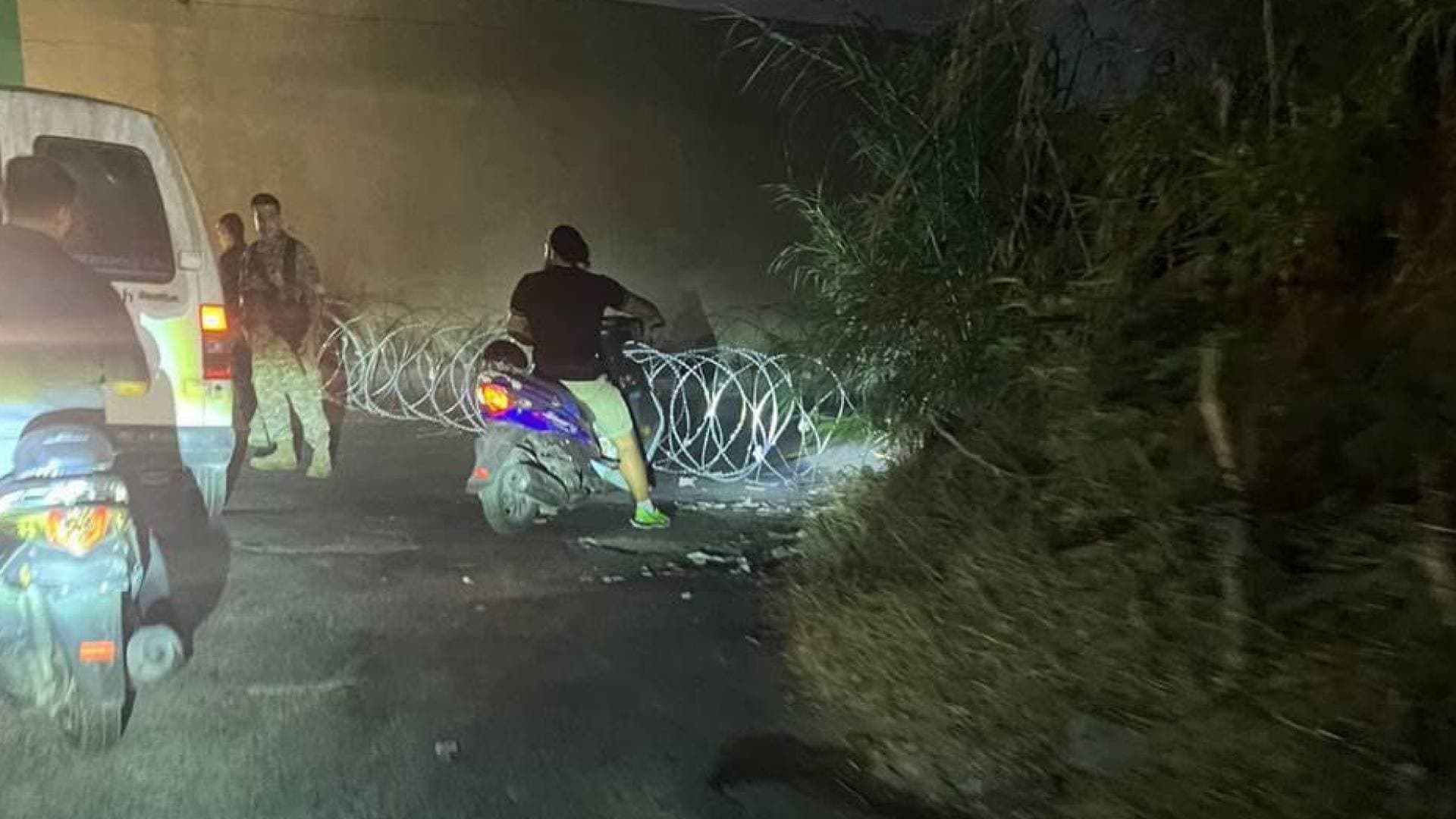 الجيش اللبناني يغلق مداخل الضاحية الجنوبية بالأسلاك الشائكة وينتشر بمحيط مطار رفيق الحريري
