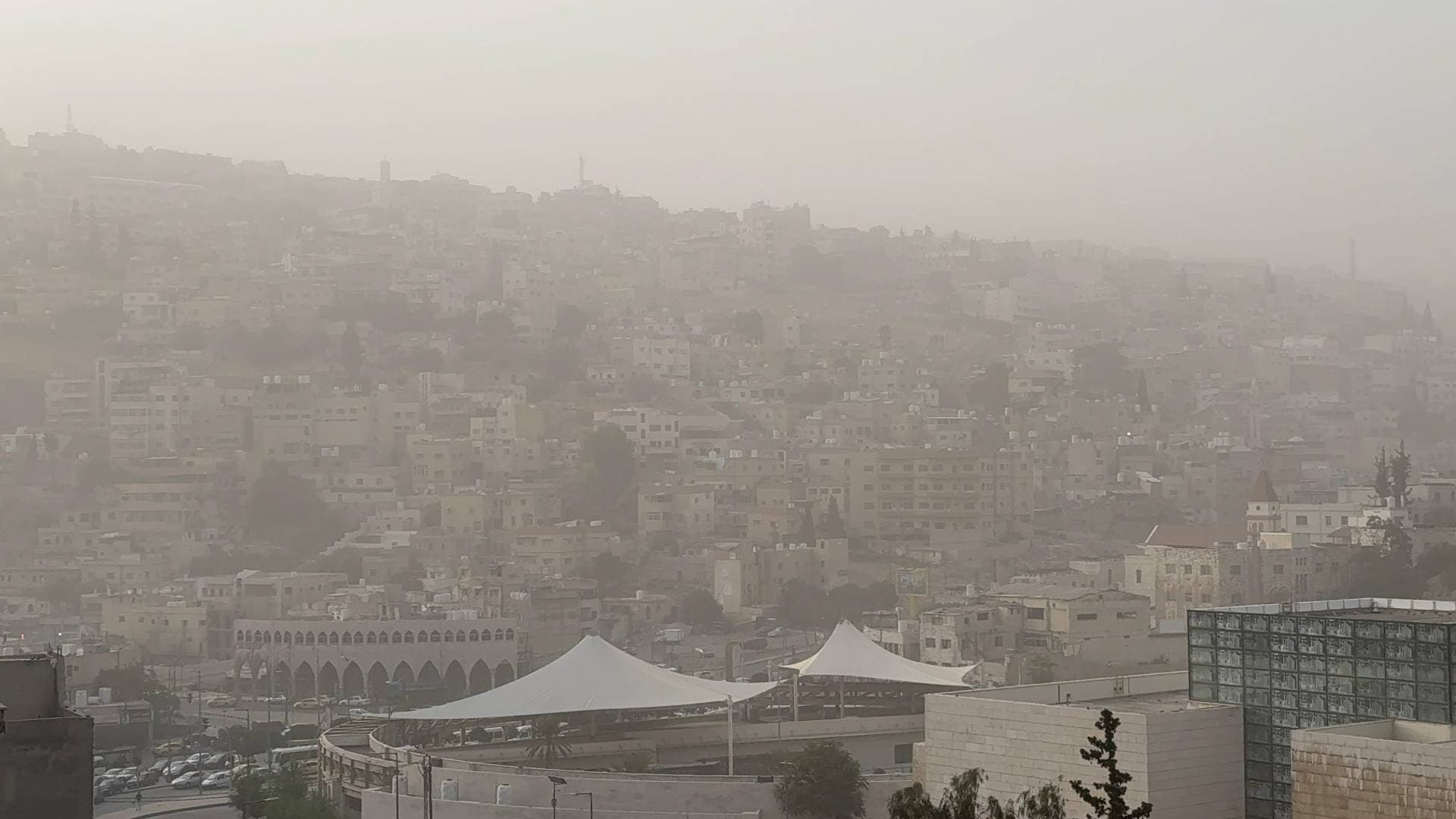 غبار كثيف يغطي سماء عمان بالتزامن مع تأثر الأردن بموجة حر..فيديو