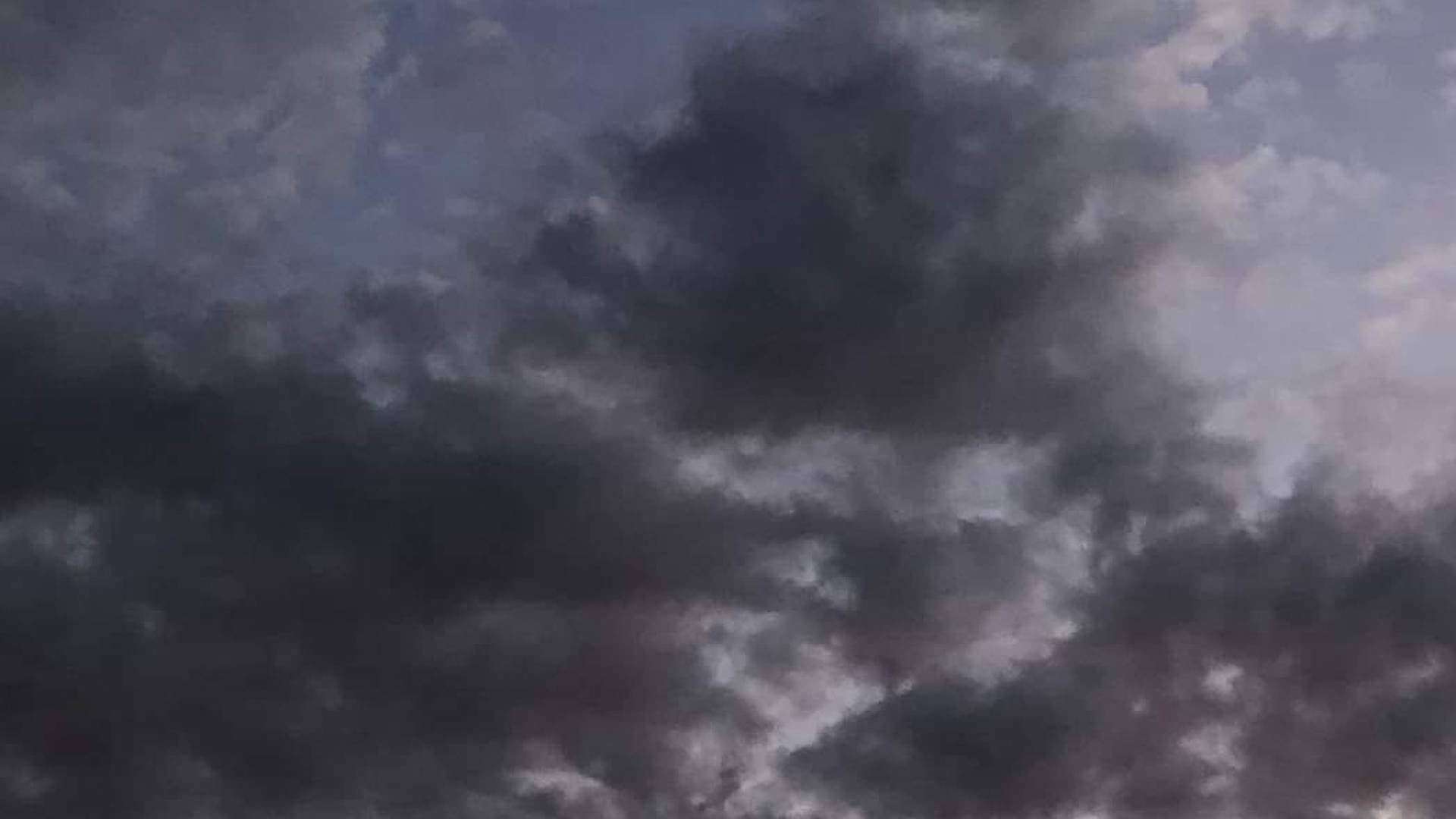الأرصاد تحذر من غيوم رعدية ورياح نشطة فوق العقبة مع احتمال تكون سيول وجريان أودية
