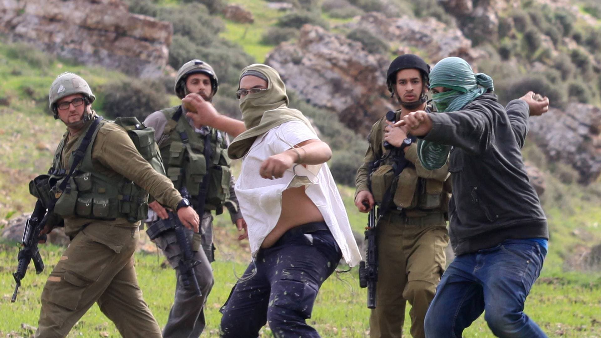 مراسل رؤيا: إصابات جراء هجوم مستوطنين على منازل فلسطينيين في مسافر يطا جنوب الخليل