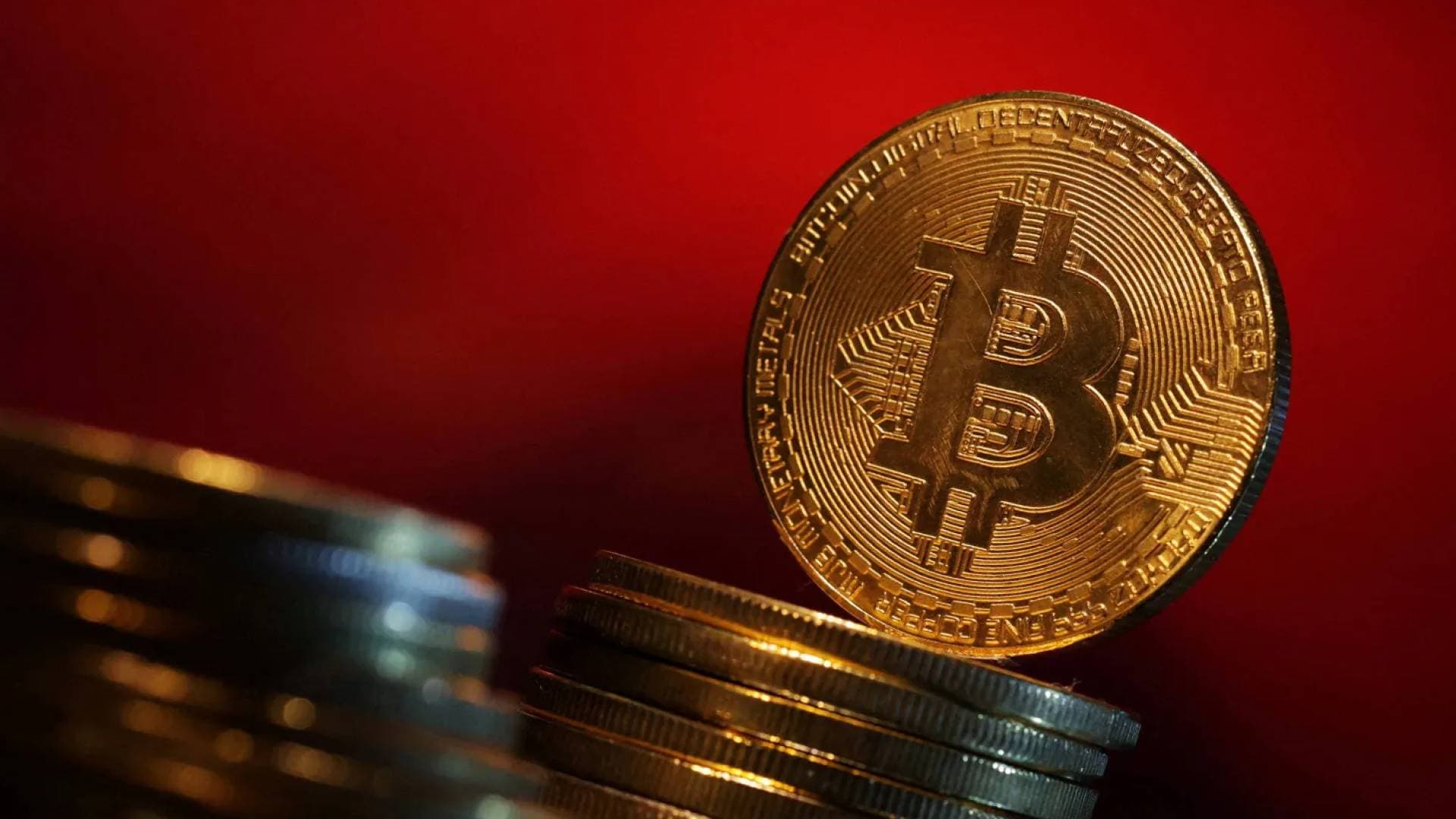 تراجع البتكوين إلى 117 ألف دولار بعد بيانات أمريكية قوية وارتفاع الضغوط على العملات المشفرة