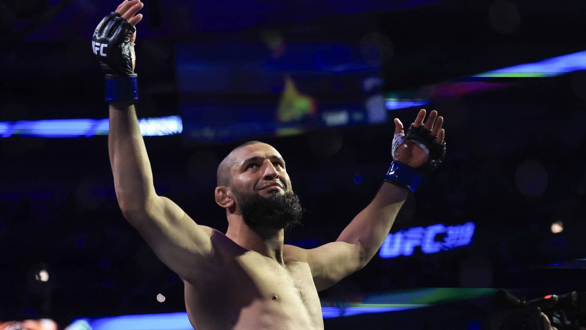 حمزة شيماييف يكتب التاريخ ويتوج بطلا للعالم في الوزن المتوسط في UFC 319