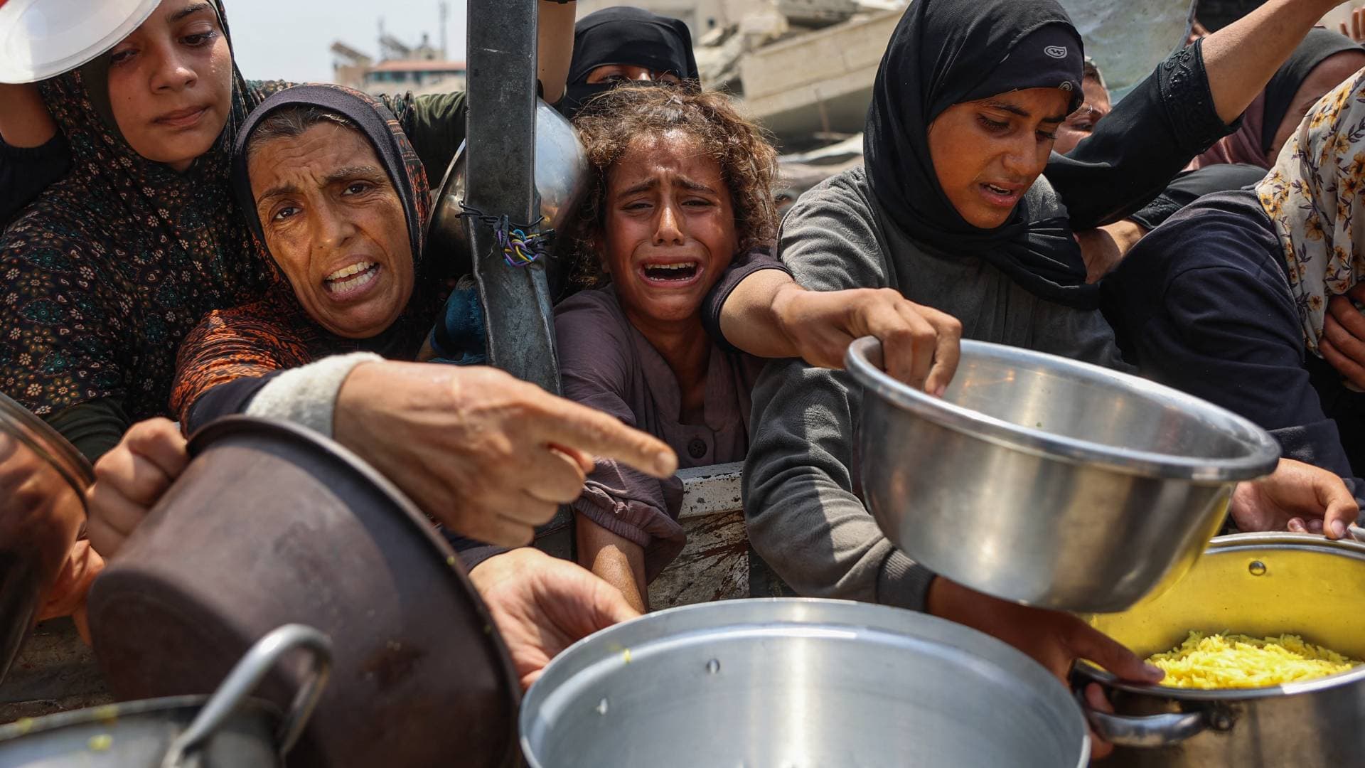 صحة غزة: ارتفاع ضحايا لقمة العيش ممن وصلوا مستشفيات القطاع إلى 1,996 شهيدا