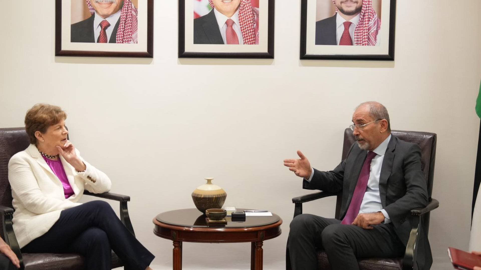 الصفدي والسيناتور الأمريكية جين شاهين يبحثان تعزيز الشراكة الاستراتيجية وتطورات المنطقة