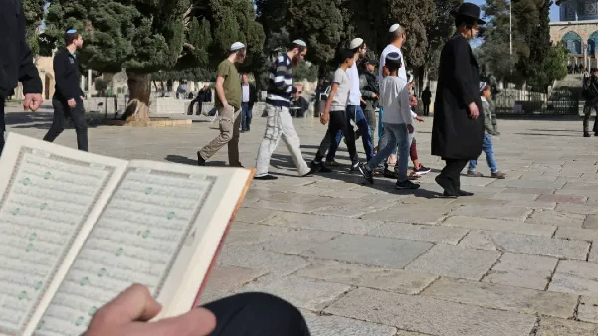 مستوطنون يقتحمون الأقصى ويؤدون رقصات استفزازية أمام قبة الصخرة