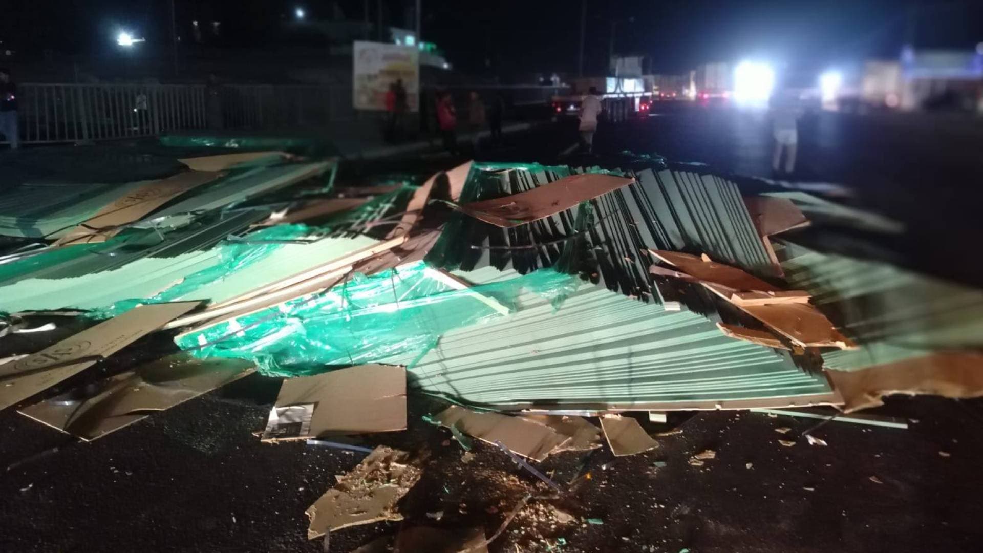 الدوريات الخارجية تتعامل مع سقوط حمولة "تريلا" في منطقة الضبعة باتجاه عمان