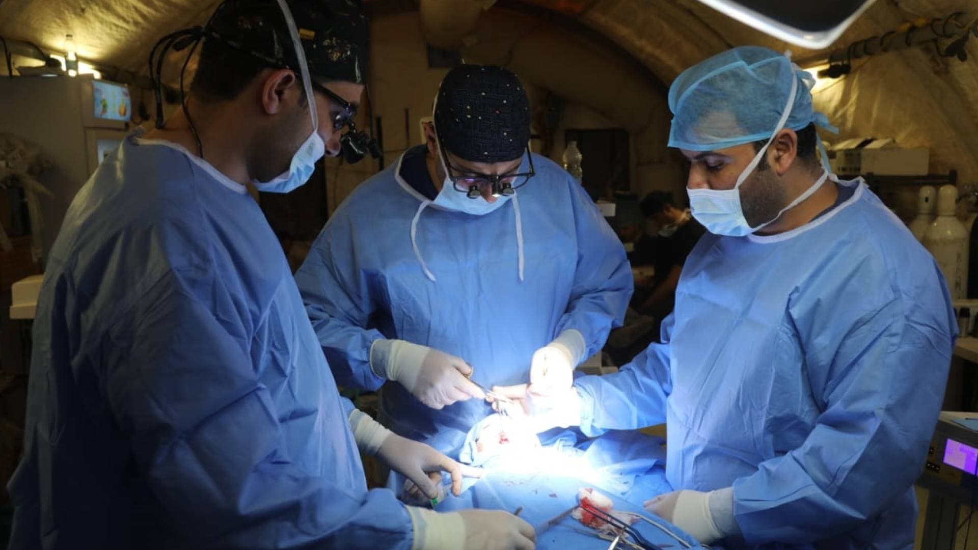 المستشفى الميداني الأردني جنوب غزة/7 يتعامل مع عشرات الجرحى والمصابين جراء قصف الاحتلال الإسرائيلي