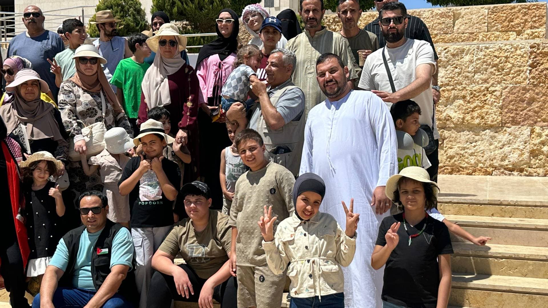 بعيدا عن آلام الحرب.. أطفال غزة مرضى السرطان يرسمون الفرح في مدينة البترا الأردنية