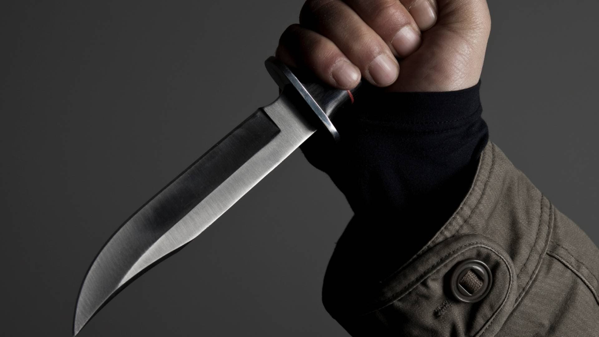مدعي عام الجنايات: توجيه تهمة "القتل العمد" لشاب طعن آخر في رقبته وتفاصيل يكشفها التحقيق