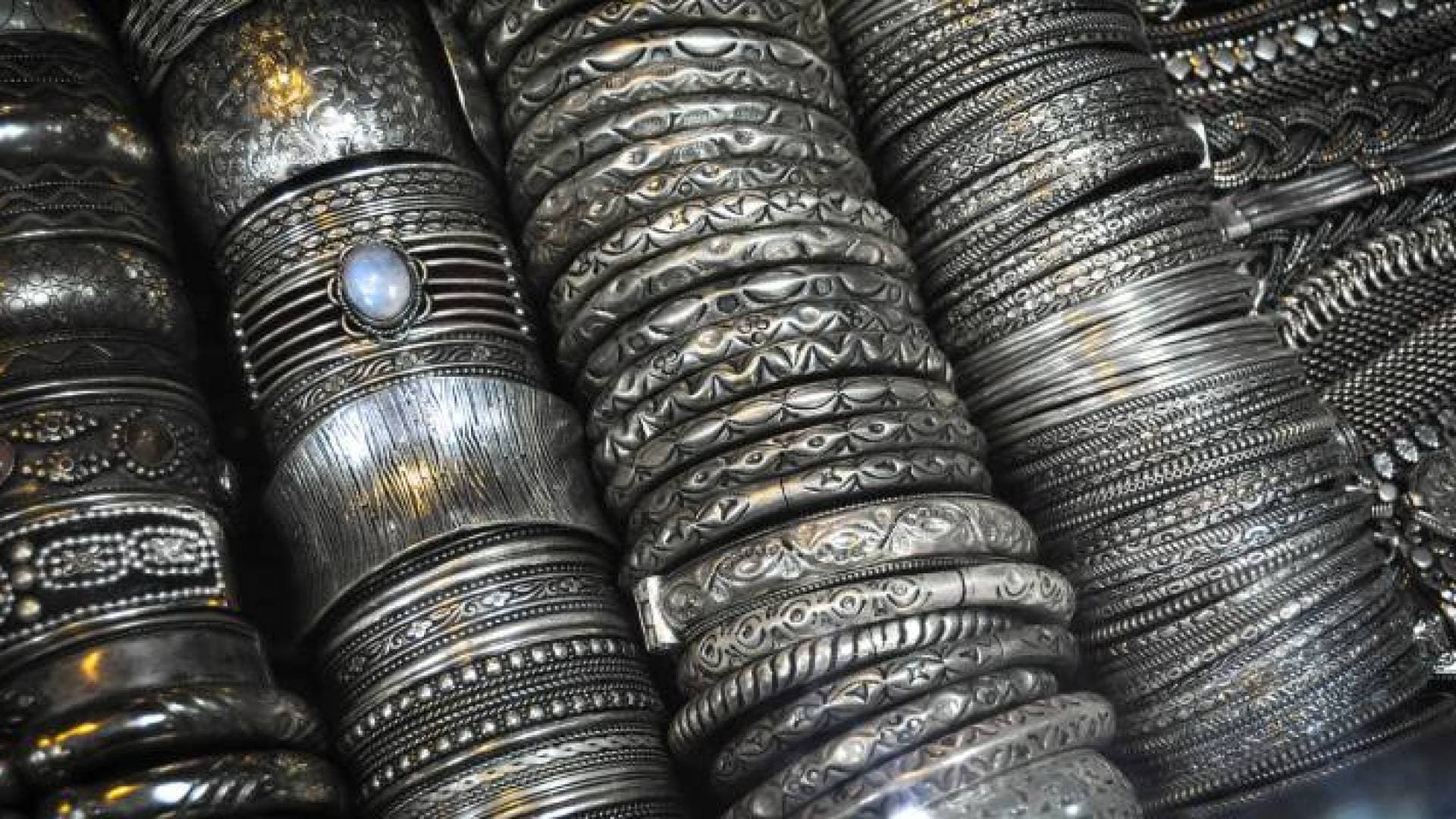 الفضة تهبط بقوة وتقترب من خسارة 2% في التعاملات الصباحية عالميا