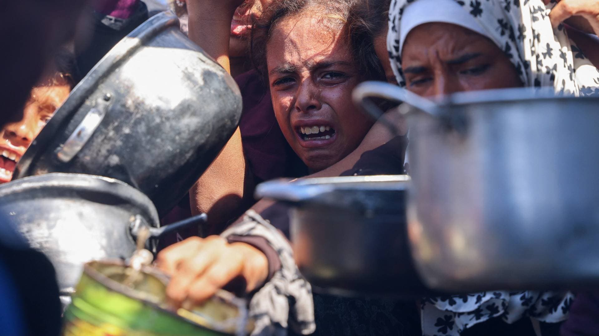 غزة في يومها الـ 699.. مجازر بحق منتظري المساعدات، وشروط حماس للصفقة، وتسريبات عن خطط "تهجير"