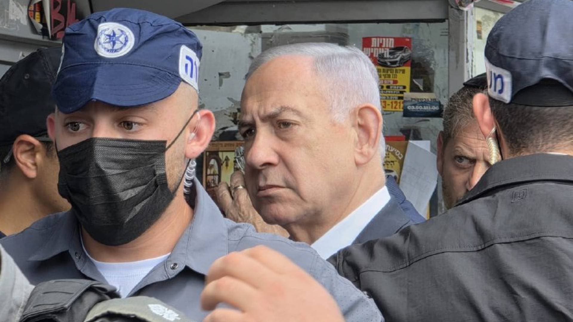 نتنياهو من موقع عملية إطلاق النار بالقدس: "هذه العمليات لن تقيد أيدينا وسنتخذ إجراءات أكثر تشددا".. فيديو