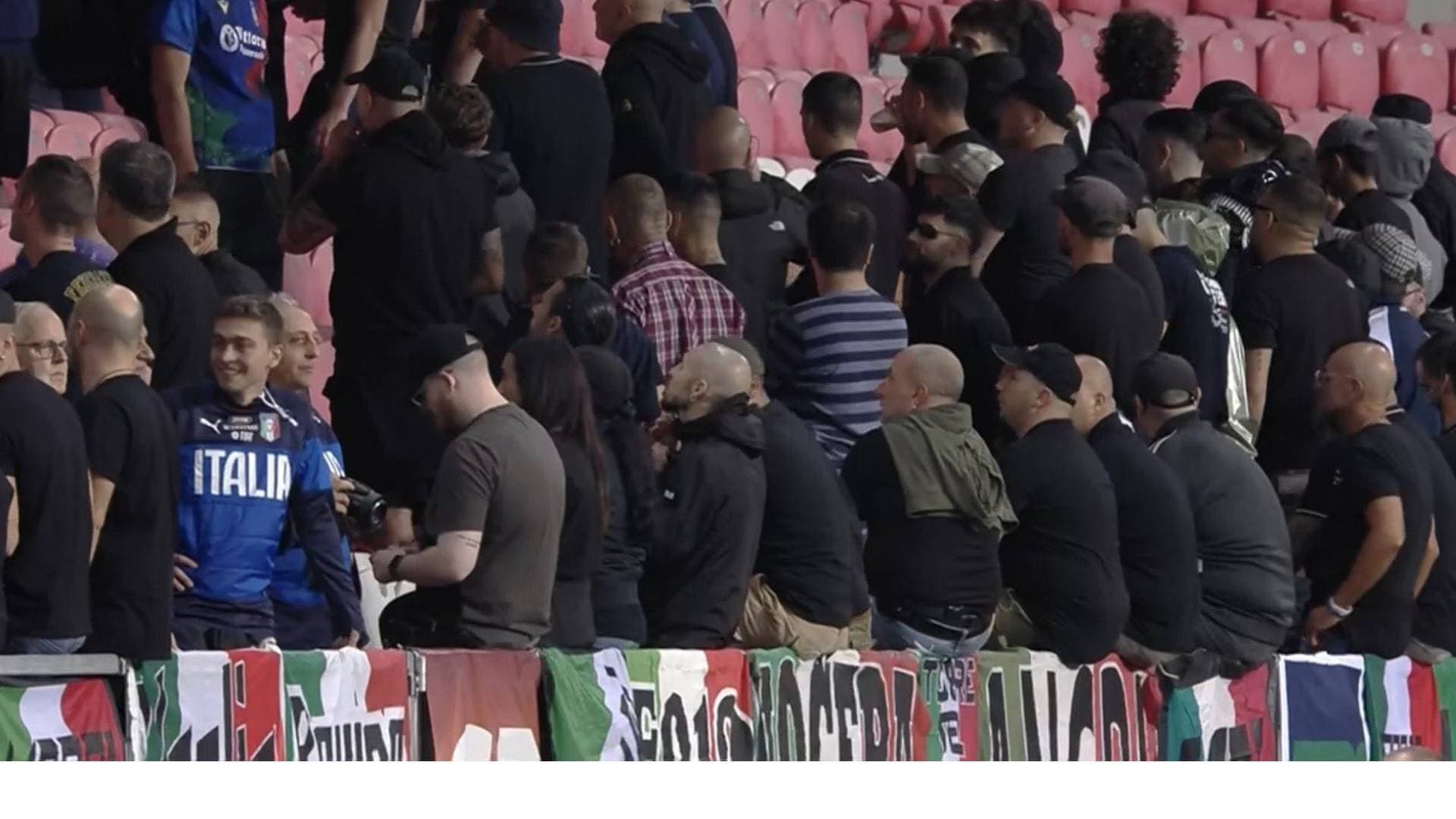 صور.. لقطة تاريخية.. جماهير إيطالية تدير ظهرها لمنتخب الاحتلال الإسرائيلي