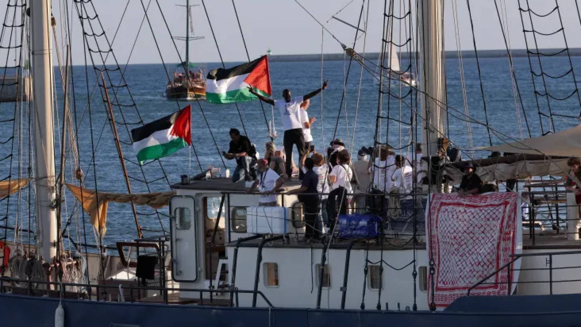 تونس تنفي استهداف سفينة بـ"أسطول الصمود" المتجه لغزة وتكشف سبب الحريق