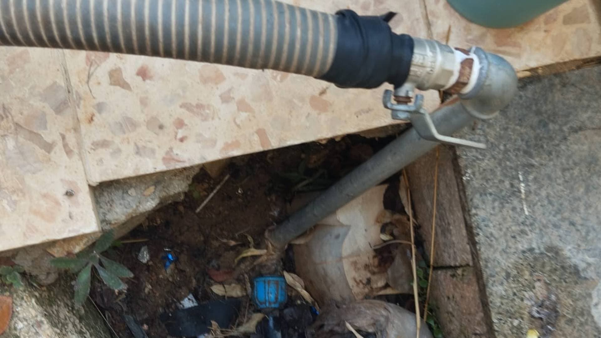"المياه" تضبط اعتداء على خط رئيسي في منطقة حكما بإربد - فيديو