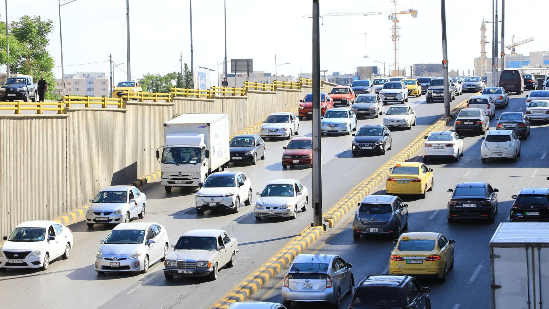 حادث ثلاثي أربك الحركة المرورية بنفق الداخلية بعمان