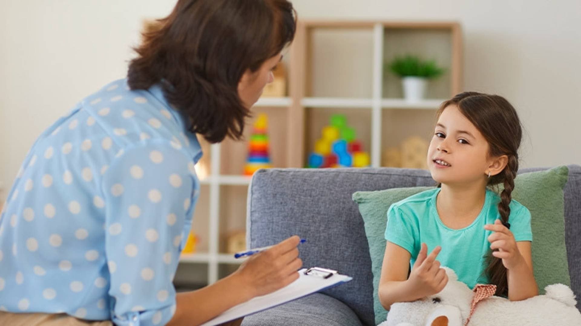 دليلك لكسر حاجز الصمت مع طفلك بعد اليوم الدراسي (7 أسئلة ذكية)