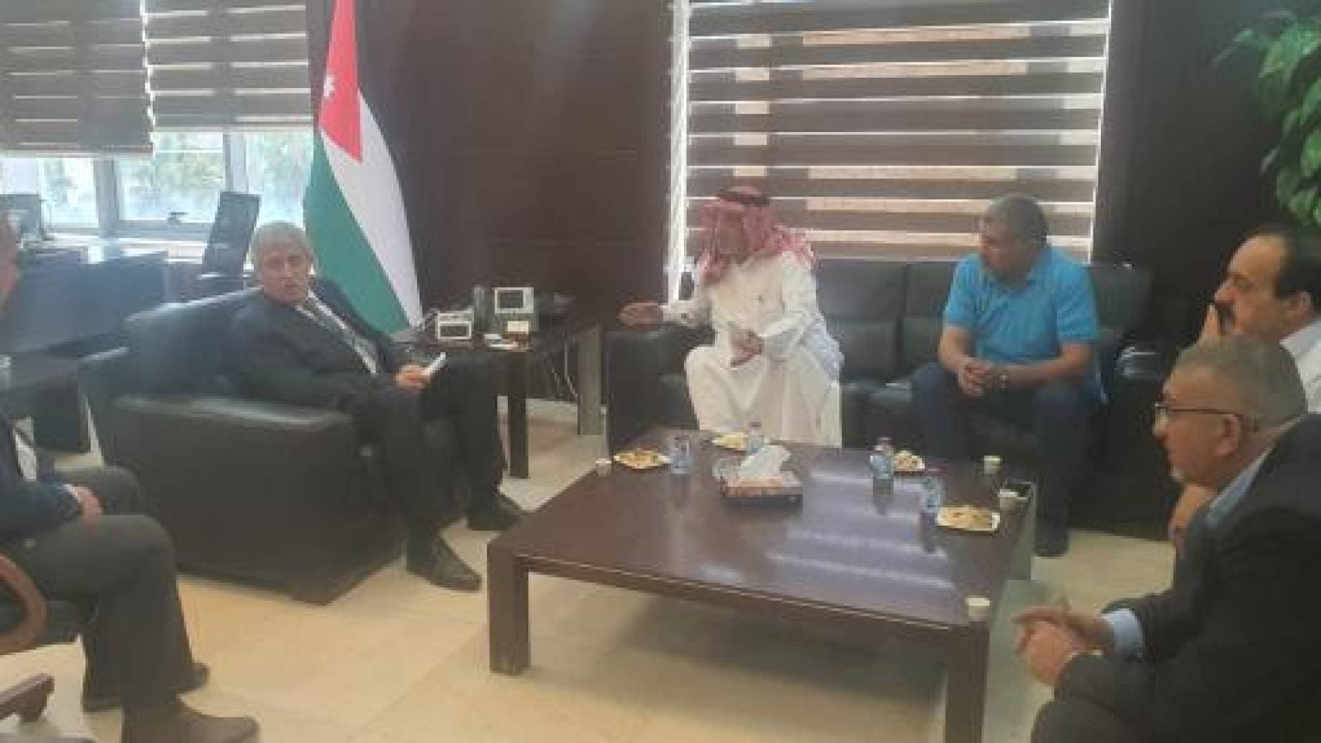"العمر التشغيلي" ورسوم الترخيص على طاولة وزير النقل ومشغلي "السفريات الخارجية"