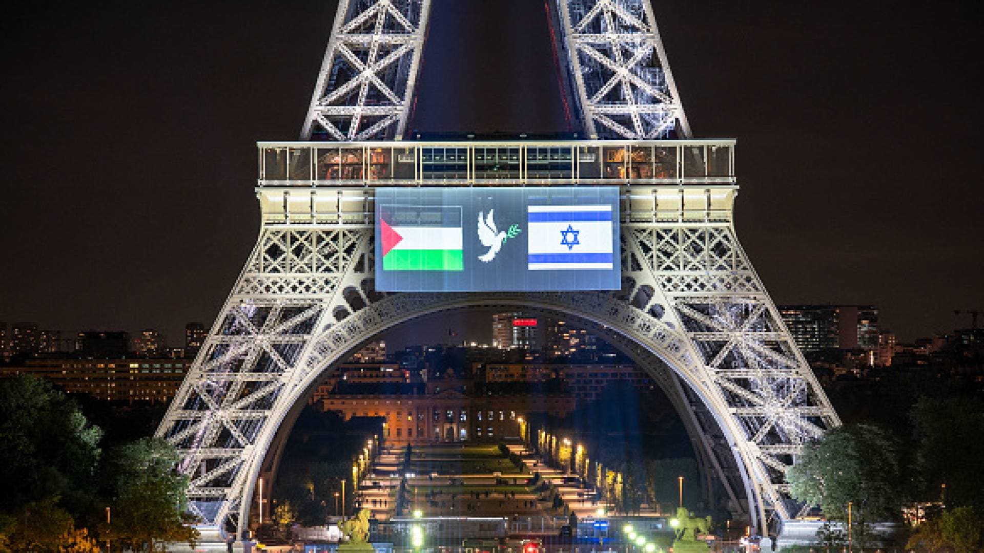 "برج إيفل" يتزين بحمامة السلام.. ورؤساء بلديات فرنسيون يتحدون الحكومة ويرفعون علم فلسطين
