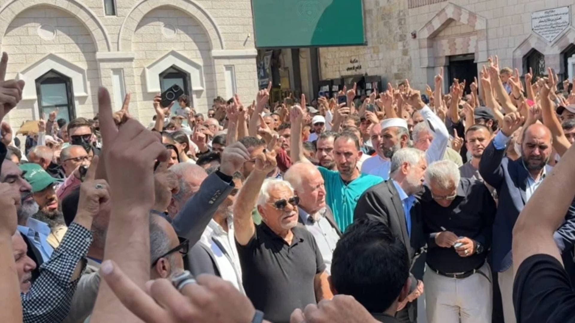 وقفة تضامنية تنديدا بعدوان الاحتلال المتواصل على غزة أمام المسجد الحسيني في عمان.. فيديو
