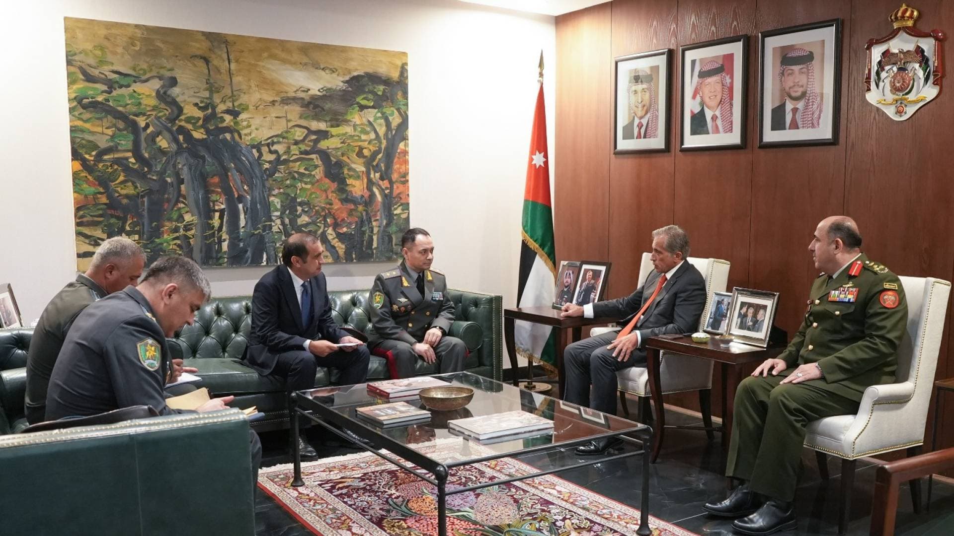 رئيس الوزراء ووزير دفاع أوزبكستان يبحثان تعزيز التعاون الدفاعي وتبادل الخبرات والتدريب