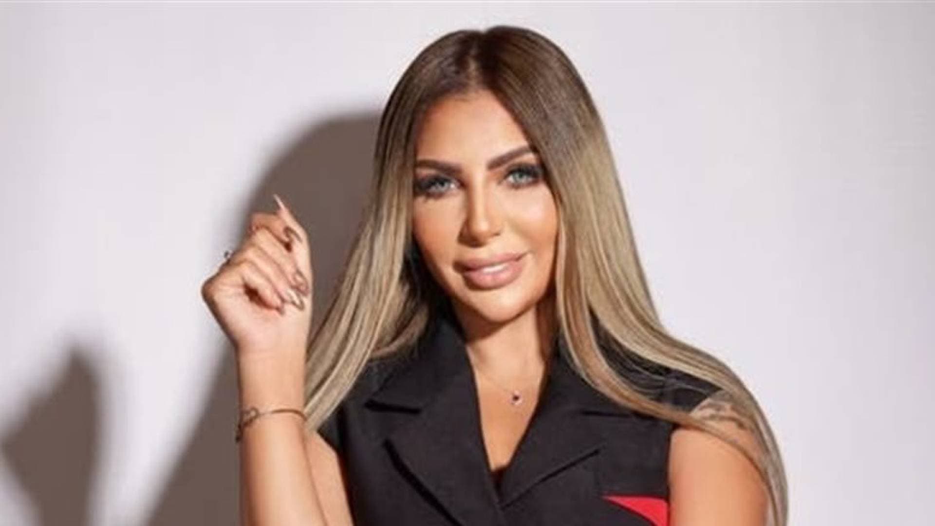 اتهامات بتصنيع 750 كيلو مخدرات.. تفاصيل محاكمة المنتجة سارة خليفة وشركائها