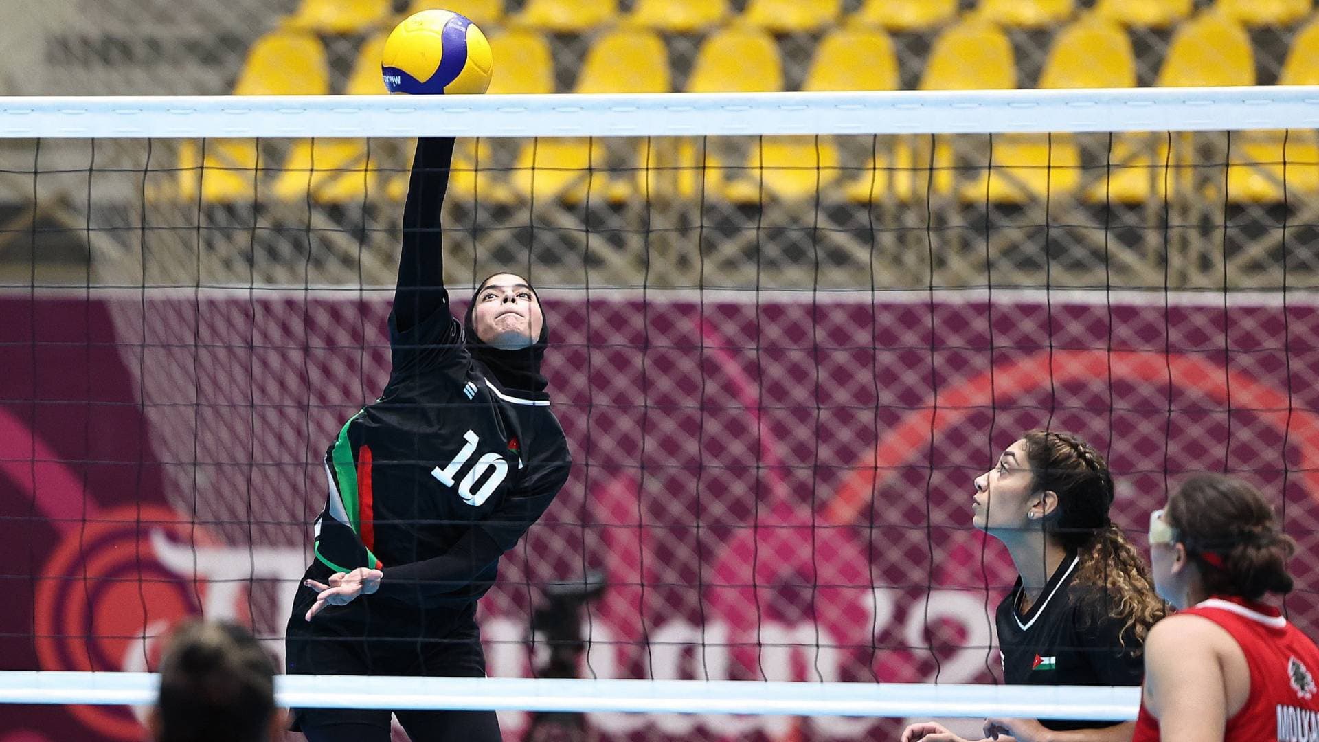 منتخب الطائرة للسيدات يخسر بصعوبة أمام لبنان رغم الأداء القتالي