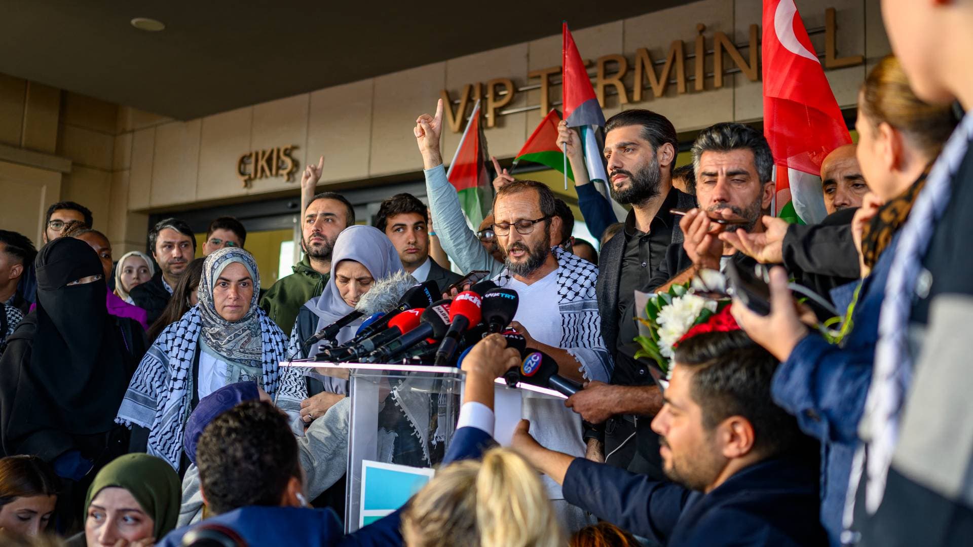 نشطاء "أسطول الصمود"  يصلون إلى إسطنبول ويكشفون عن انتهاكات وتعذيب في سجون الاحتلال - فيديو