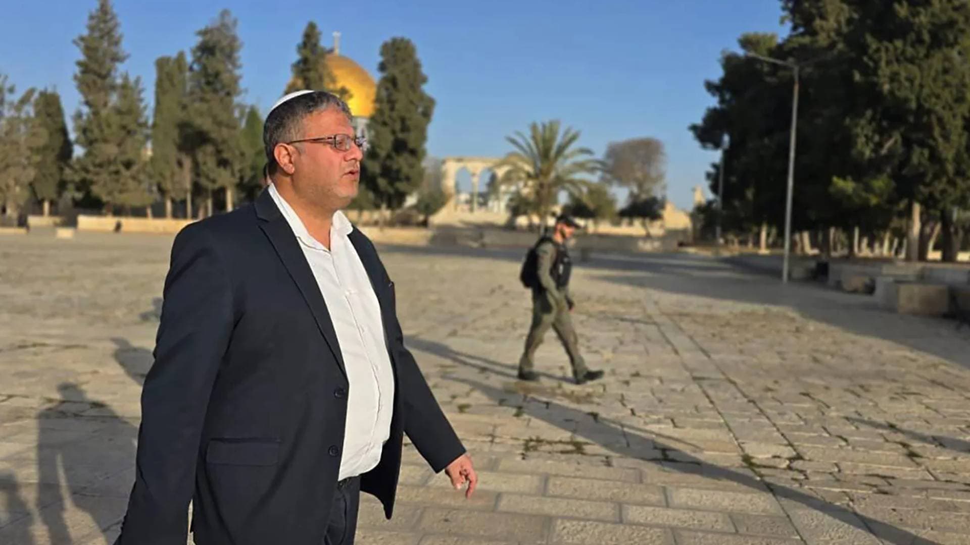 الوزير المتطرف بن غفير يقتحم ساحات المسجد الأقصى المبارك (فيديو)