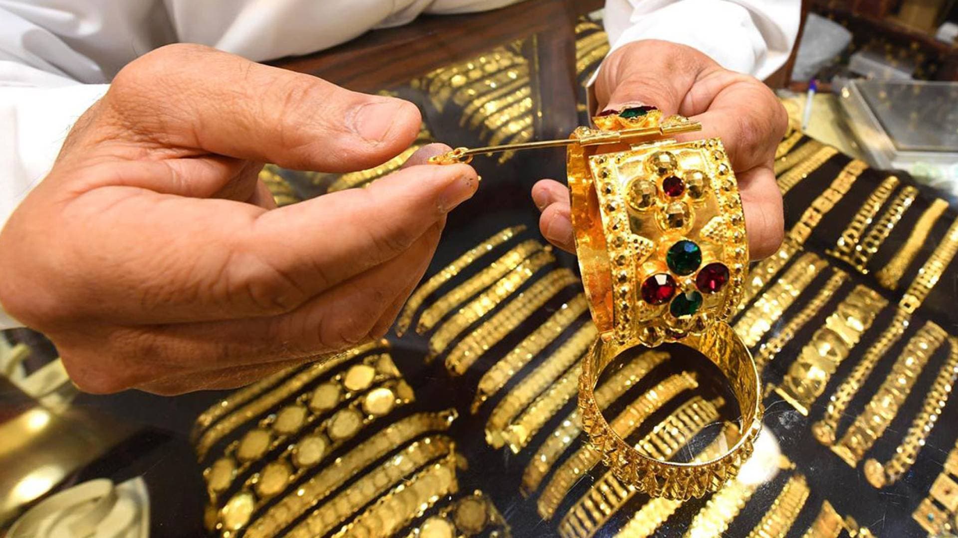 الذهب يغلق فوق حاجز 4000 دولار للأونصة في ختام تداولات الأسبوع