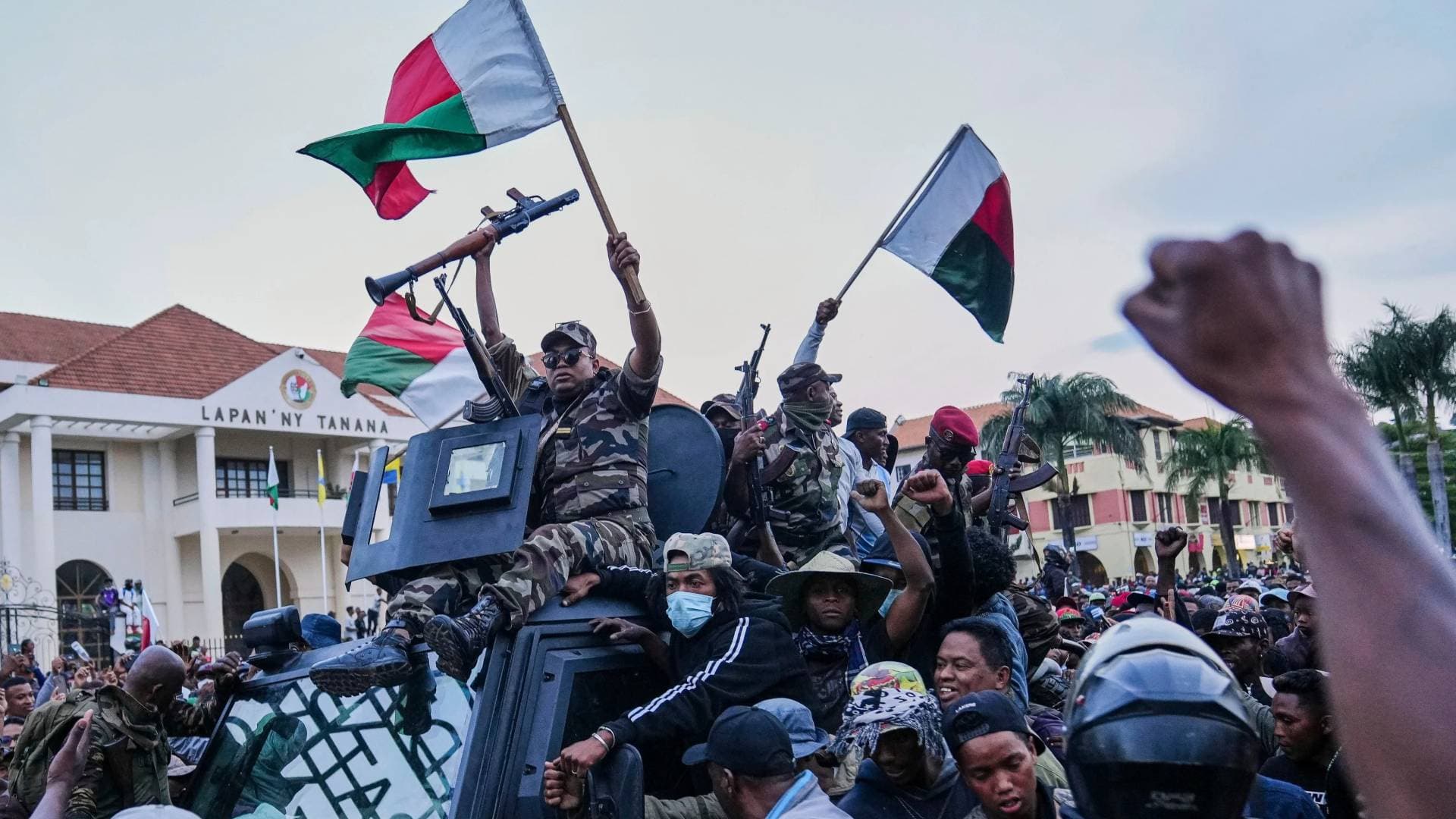 أ ف ب: وحدة النخبة في جيش مدغشقر تعلن توليها السلطة بعد عزل الرئيس - فيديو