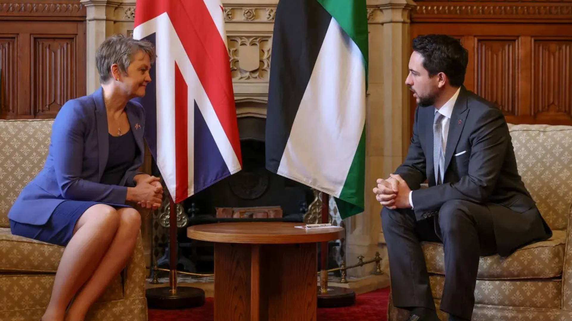 ولي العهد يجتمع بوزيرة الشؤون الخارجية البريطانية في لندن.. فيديو