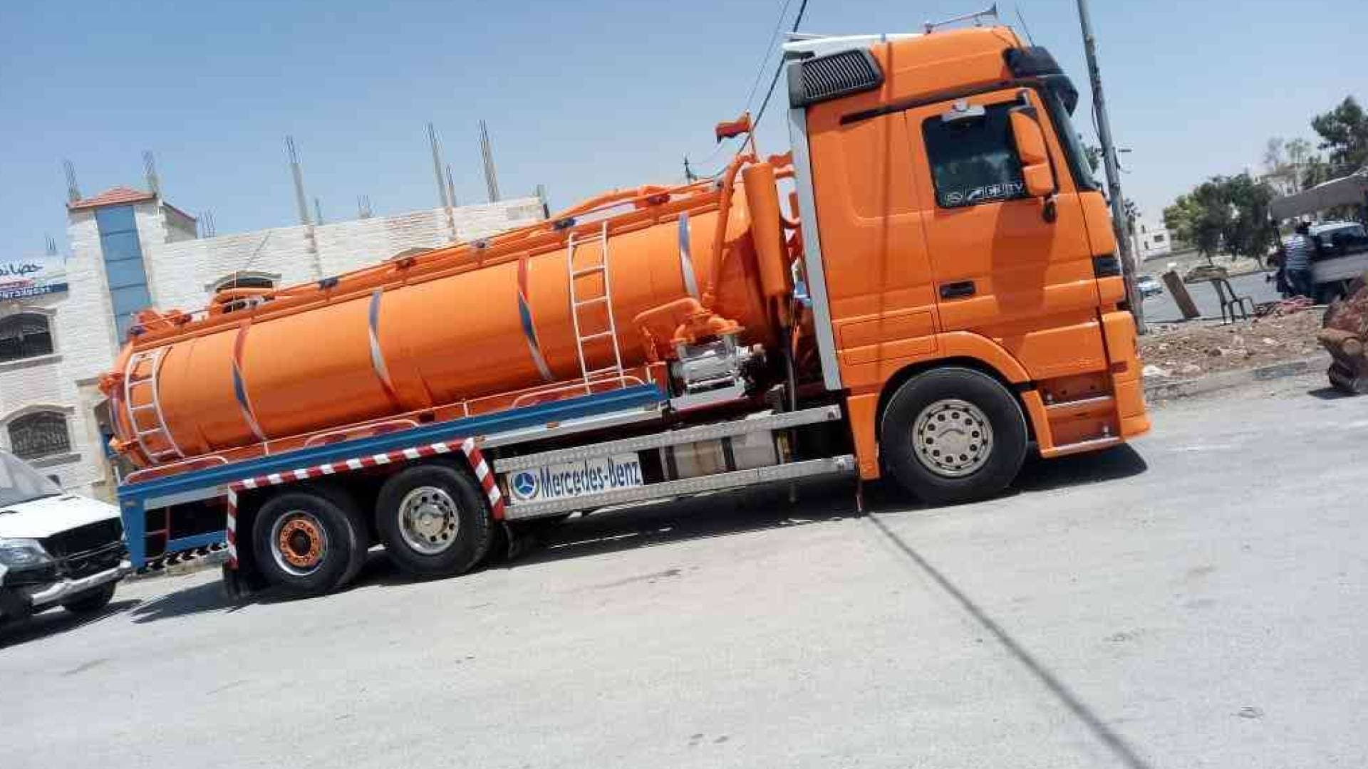 محافظ إربد يوقف 3 سائقي صهاريج مياه عادمة أفرغوا حمولتها في أماكن غير مخصصة