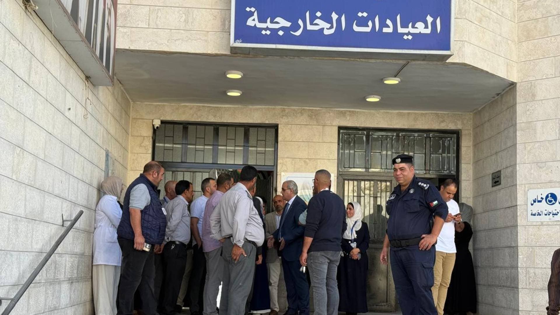 في خطوة لتعزيز اللامركزية الطبية.. البدور يعلن من الكرك افتتاح عيادة أورام علاجية ورفد المستشفى باختصاصات دقيقة