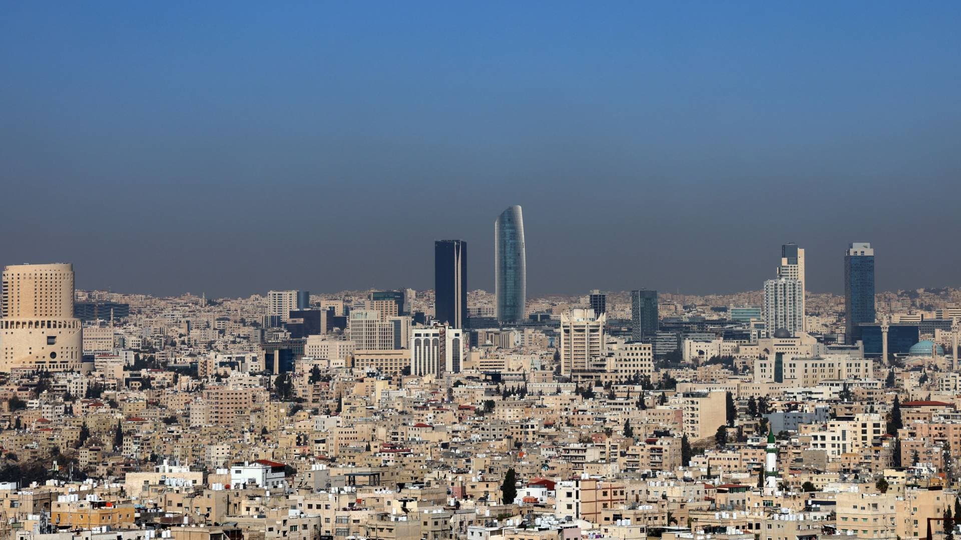توقعات الطقس للأيام القادمة: الحرارة ترتفع إلى 27 درجة مئوية في عمان