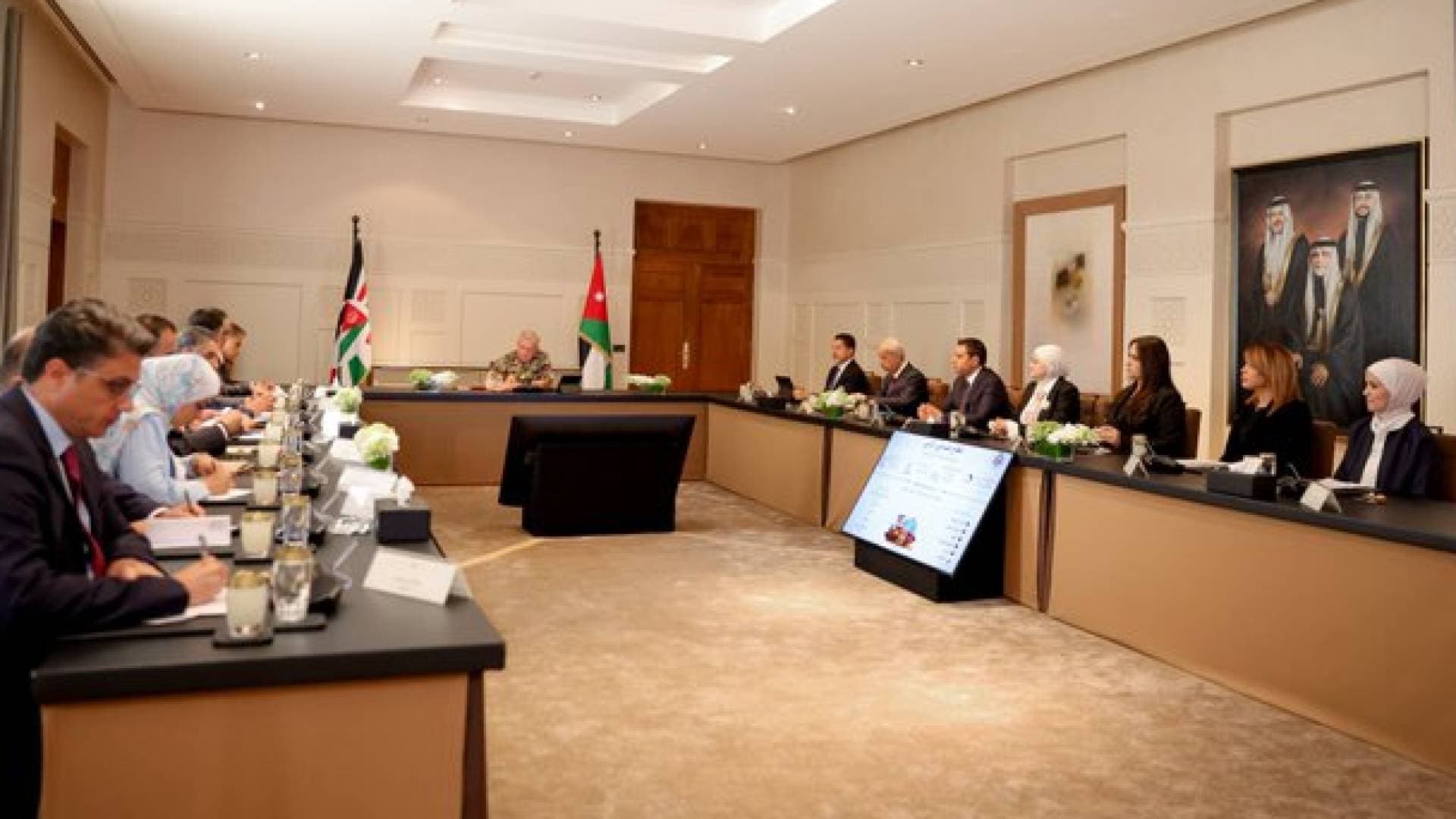 الملك يجتمع مع ممثلين عن قطاع الصناعة لبحث سبل تعزيز النمو الاقتصادي.. فيديو