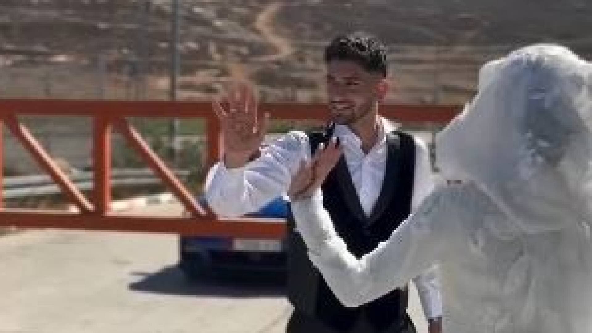 زفاف تحت الحصار.. عريس فلسطيني يستقبل عروسه على إحدى حواجز بلدة سنجل شمال رام الله - فيديو