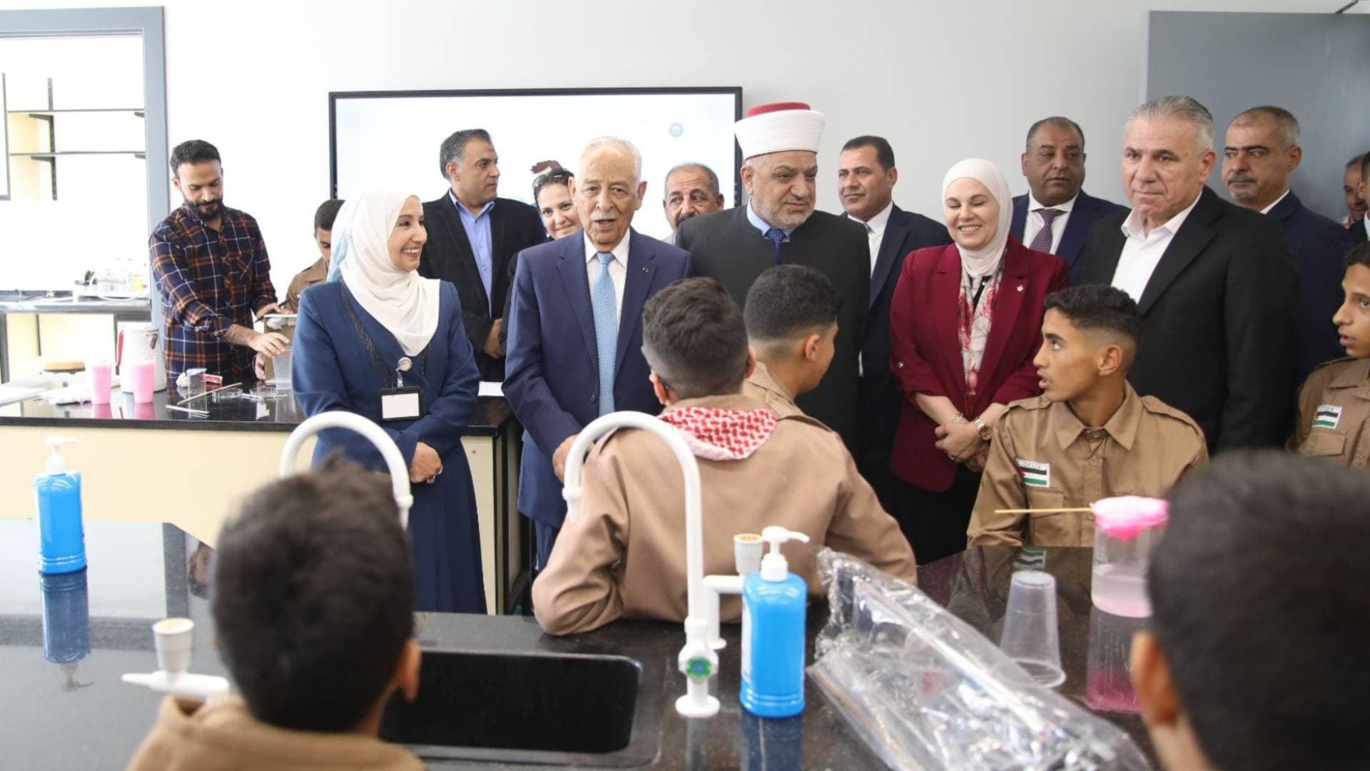 تزامنا مع زيارة جلالة الملك.. العيسوي يفتتح مصنع "الموجب للألبسة" في الكرك