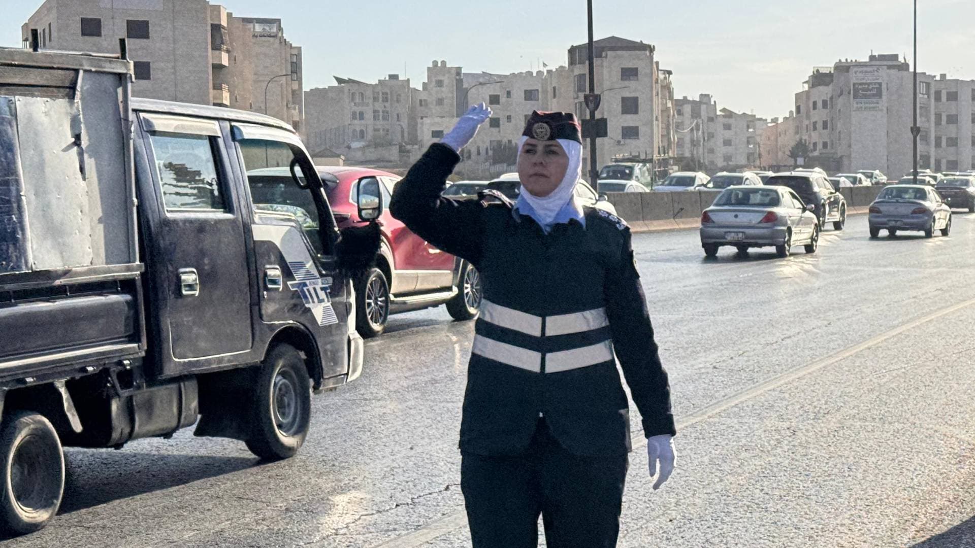 "إدارة السير" : تباطؤ مروري يمتد من جسر الدوريات حتى دوار صويلح بسبب تعطل مركبتين