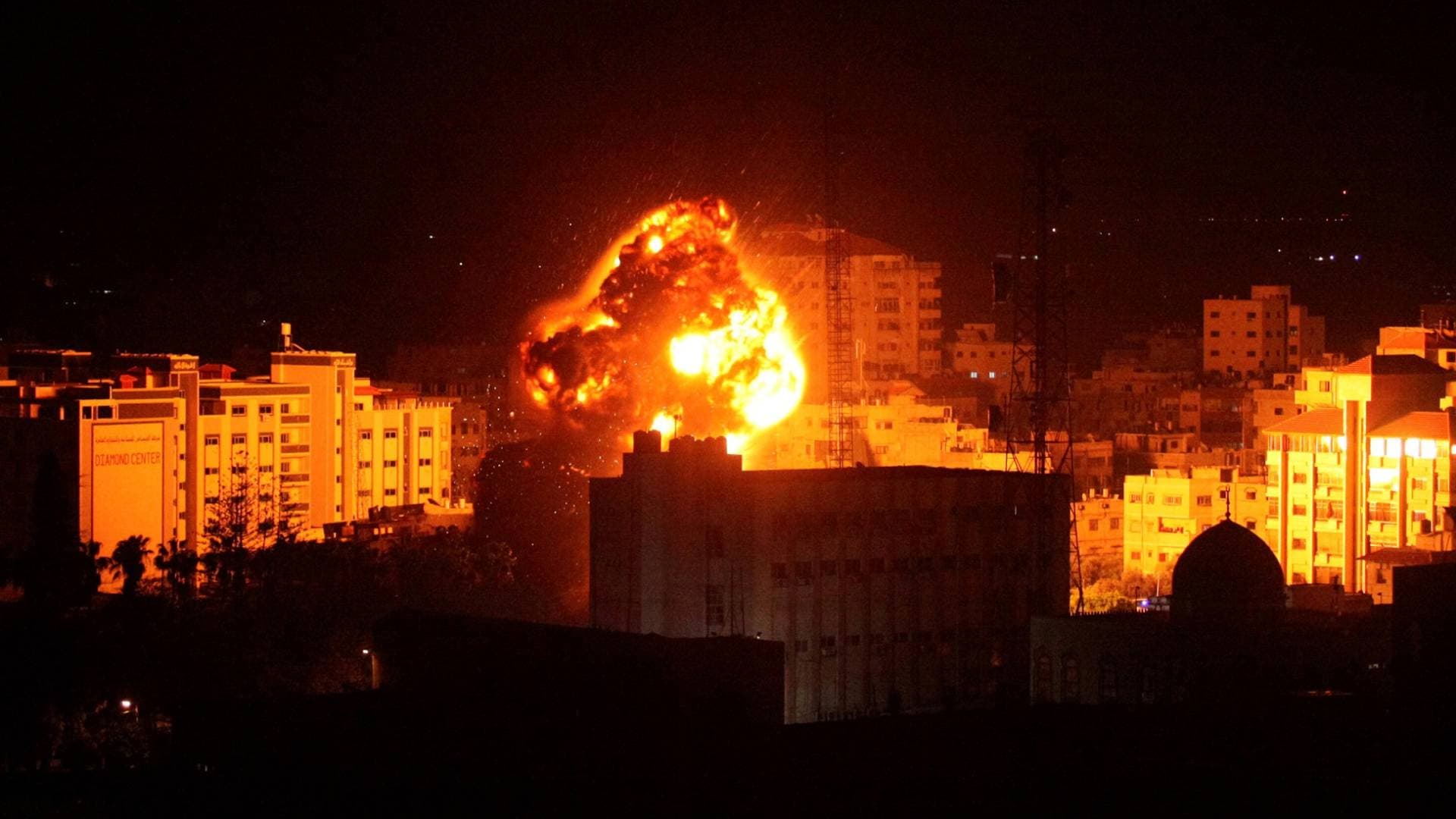 مصادر محلية: طيران الاحتلال يشن عدة غارات على مواقع في مدينة غزة