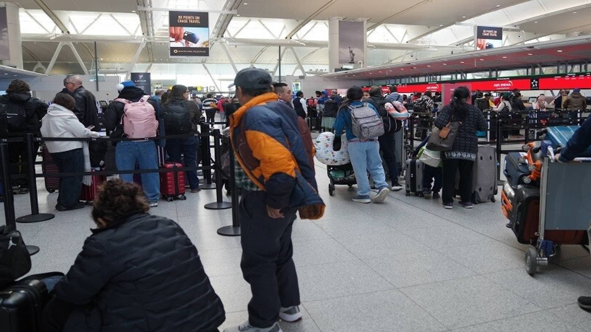 فوضى في الطيران الأمريكي بسبب الإغلاق الحكومي وتأجيل آلاف الرحلات