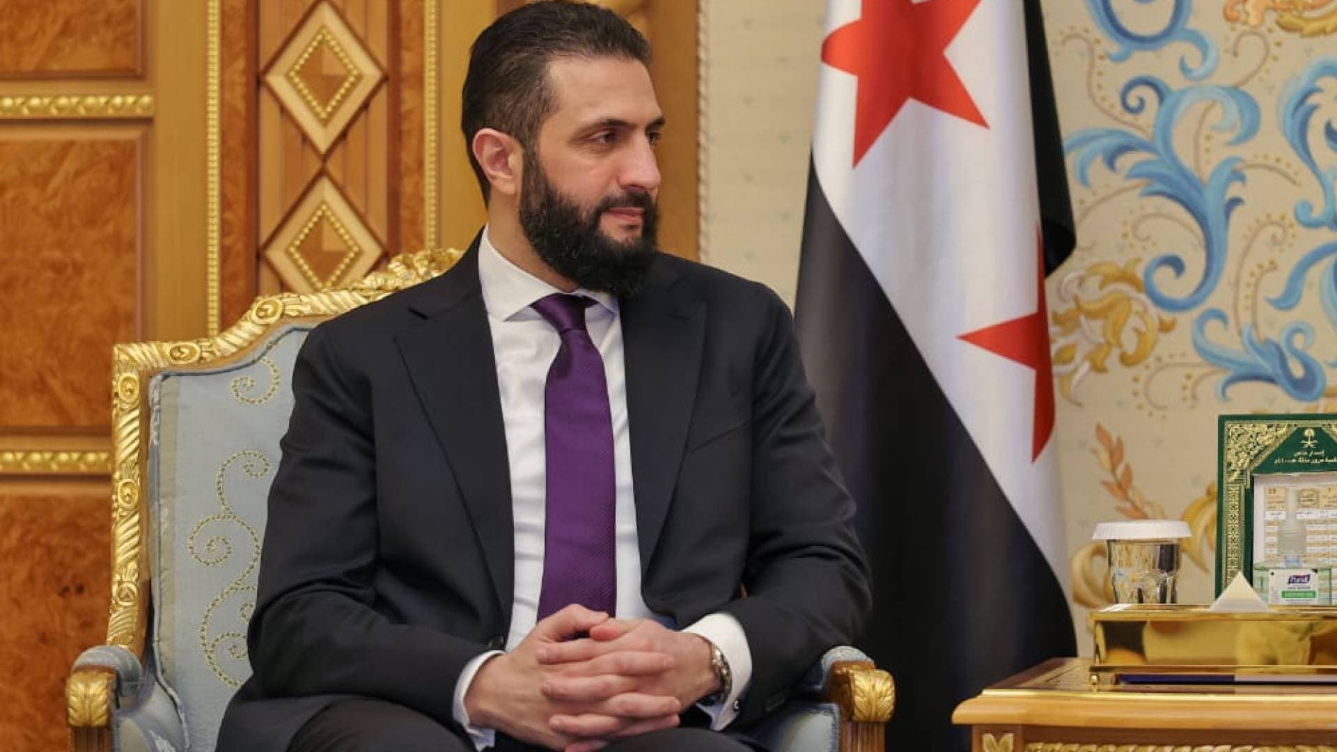 الشيباني ينشر مقطع يظهر الرئيس السوري وقائد القيادة الوسطى الأمريكي يلعبان كرة السلة.. فيديو