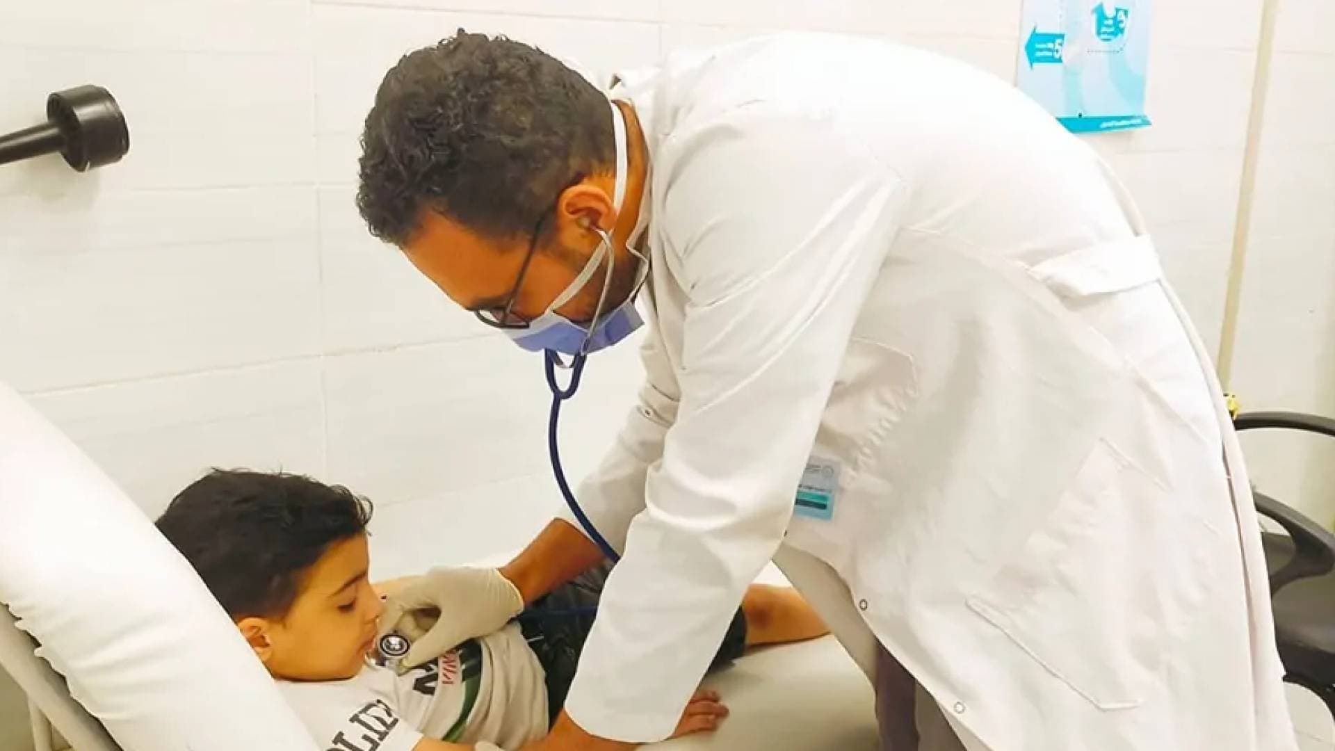 نقل طلبة من مدرسة خاصة في عمان إلى المستشفى إثر استنشاقهم مادة كيميائية "الأمونيا" والتربية توضح.. فيديو