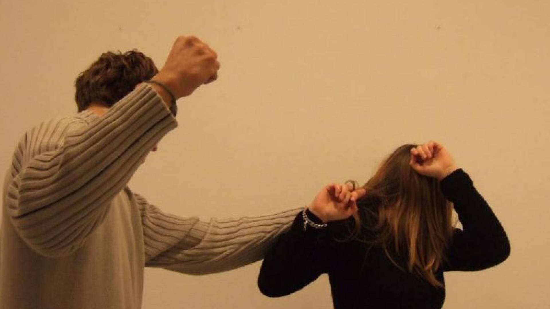 إصابة سيدة ووالدها إثر اعتداء طليقها عليها بـ "كأس زجاجي" داخل محكمة غرب عمان