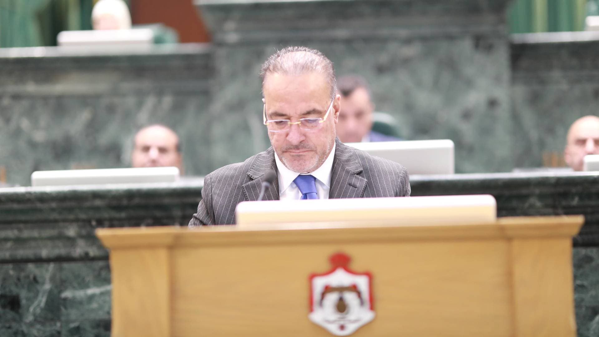 وزير المالية يقدم موازنة 2026: نمو اقتصادي متوقع وزيادات في الرواتب ودعم الخبز والمشاريع
