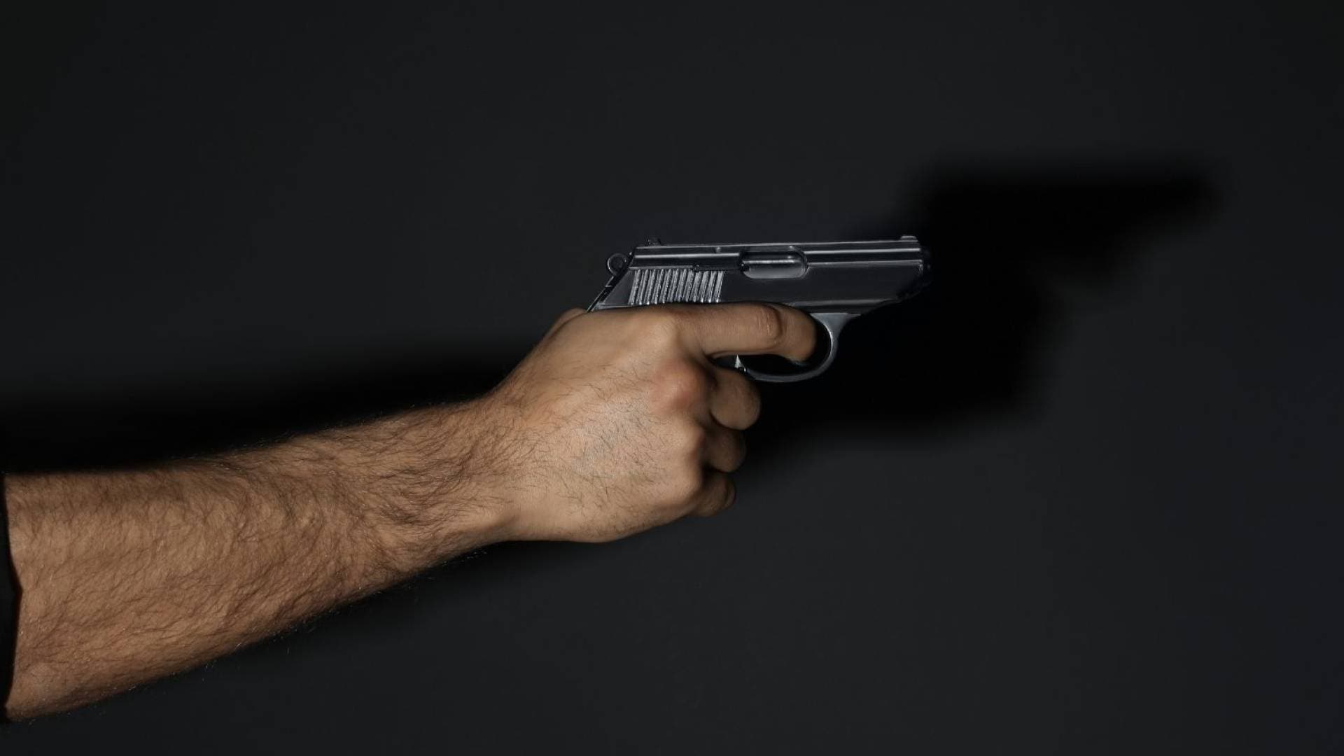طلقة طائشة من "عبث الابن بالسلاح" تنهي حياة والدته في مصر