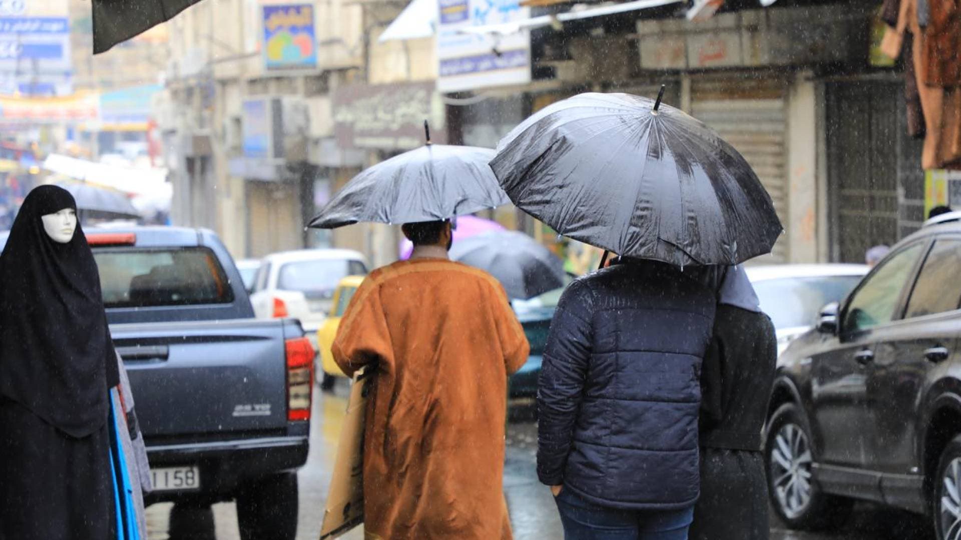 "انقلاب" على الطقس نهاية الأسبوع.. هل حان وقت الملابس الشتوية والصوبات في الأردن؟